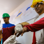 Imagem mostra homem fazendo eaxme de Glicemia durante o 'Sabadão do Homem' em uma unidade de saúde em Manaus