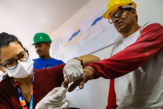 Imagem mostra homem fazendo eaxme de Glicemia durante o 'Sabadão do Homem' em uma unidade de saúde em Manaus