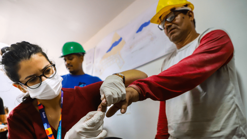 Imagem mostra homem fazendo eaxme de Glicemia durante o 'Sabadão do Homem' em uma unidade de saúde em Manaus