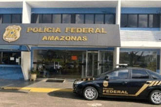 Foto mostra fachada da superintendência da PF em Manaus