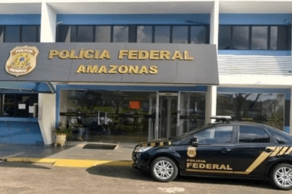 Foto mostra fachada da superintendência da PF em Manaus