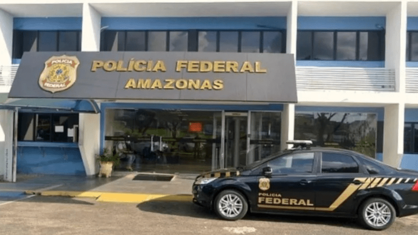 Foto mostra fachada da superintendência da PF em Manaus