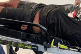 Imagem mostra homem imobilizado em condomínio de luxo na Ponta Negra