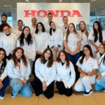 Imagem mostra adolescentes aprendizes na Honda