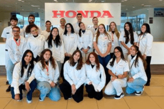 Imagem mostra adolescentes aprendizes na Honda