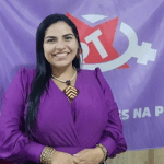 Foto mostra Anne Moura com bandeira do PT ao fundo