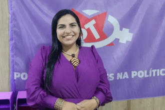 Foto mostra Anne Moura com bandeira do PT ao fundo
