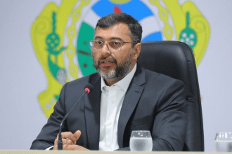 Imagem mostra governador Wilson Lima em coletiva de imprensa na sede do Governo do Amazonas