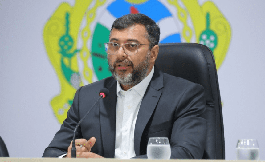 Imagem mostra governador Wilson Lima em coletiva de imprensa na sede do Governo do Amazonas