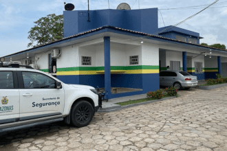 Imagem colorida mostra delegacia em Coari