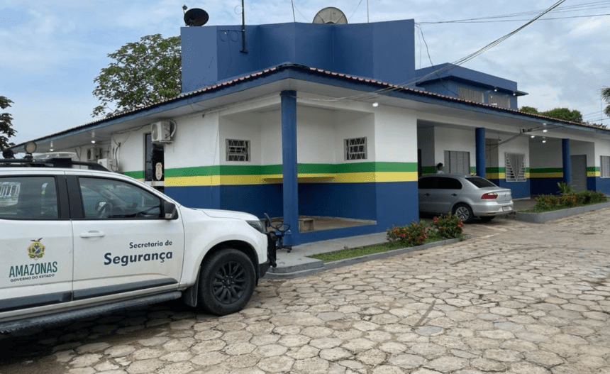 Imagem colorida mostra delegacia em Coari