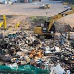 Imagem colorida mostra lixo sendo retirado em Manaus