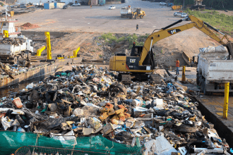 Imagem colorida mostra lixo sendo retirado em Manaus