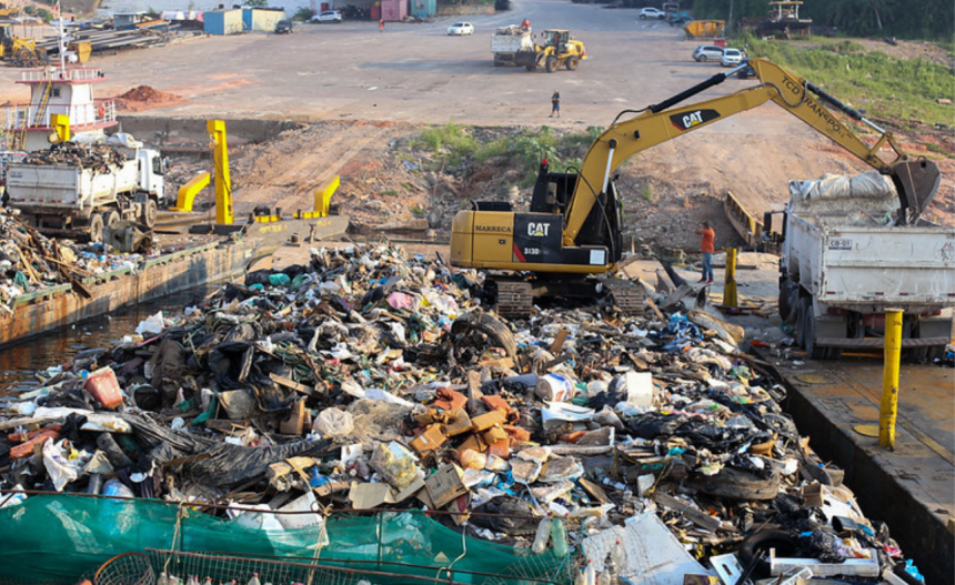 Imagem colorida mostra lixo sendo retirado em Manaus