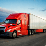Imagem colorida mostra caminhão frete em estrada