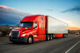 Imagem colorida mostra caminhão frete em estrada