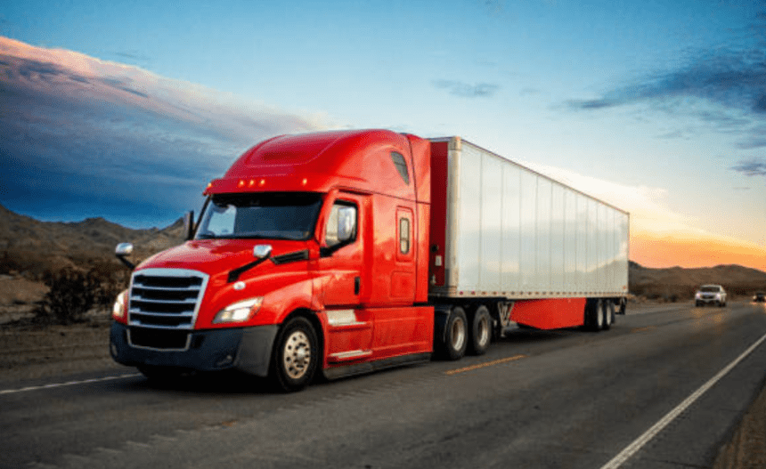 Imagem colorida mostra caminhão frete em estrada
