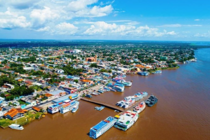 Foto mostra vista aérea do Porto de Parintins
