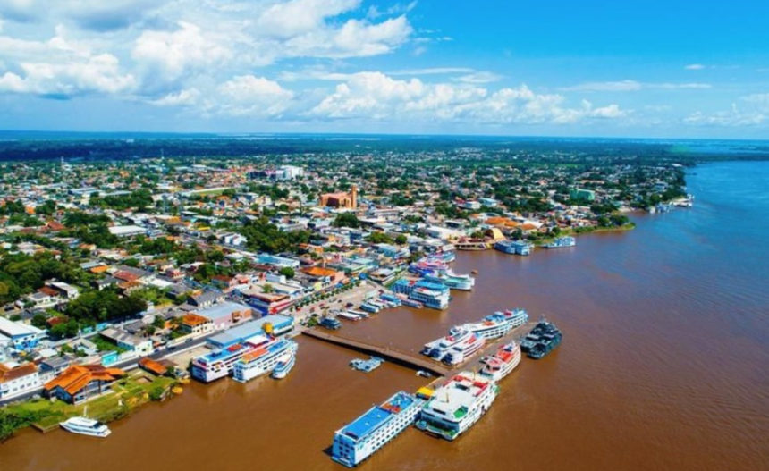Foto mostra vista aérea do Porto de Parintins