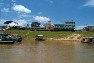 Imagem colorida mostra cidade de Islândia, no Peru