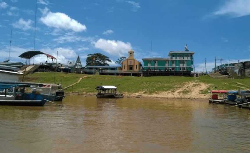 Imagem colorida mostra cidade de Islândia, no Peru