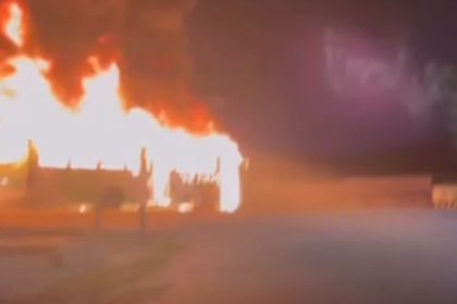Vídeo: ônibus é incendiado durante protesto contra mudança de linha na Zona Norte de Manaus