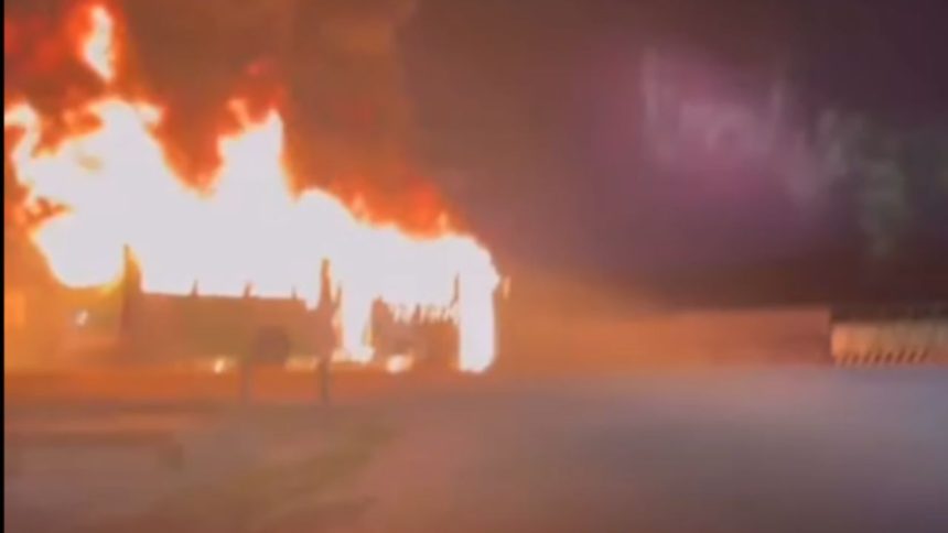 Vídeo: ônibus é incendiado durante protesto contra mudança de linha na Zona Norte de Manaus