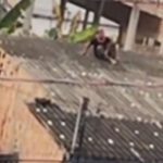 Vídeo: suspeito de roubo é espancado, sobe em telhado e implora por socorro em Manaus