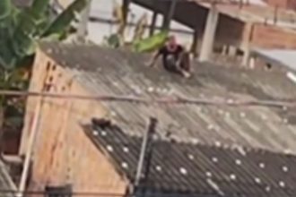 Vídeo: suspeito de roubo é espancado, sobe em telhado e implora por socorro em Manaus