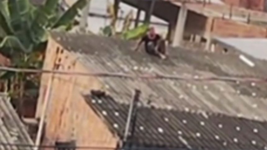 Vídeo: suspeito de roubo é espancado, sobe em telhado e implora por socorro em Manaus