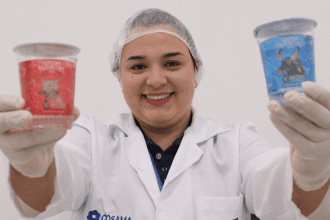 Imagem colorida mostra Envasamento de copos da Cosama Festival de Partintins