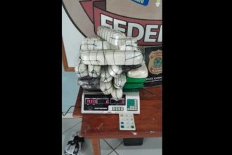 PF apreende 22 kg de drogas escondidas em saco de lixo em embarcação no Amazonas