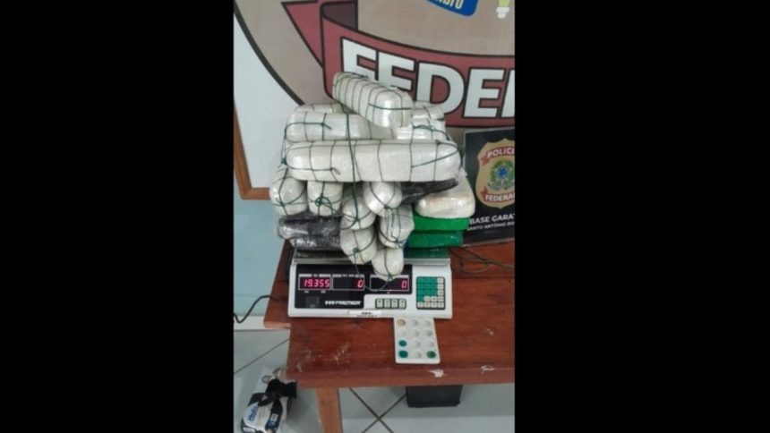 PF apreende 22 kg de drogas escondidas em saco de lixo em embarcação no Amazonas