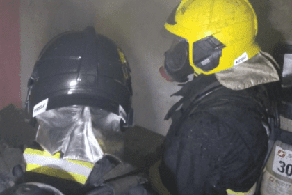 Bombeiros controlam incêndio após celular explodir em colchão