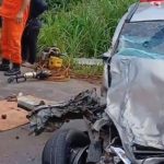 Colisão entre carros deixa mulher presa às ferragens no Amazonas