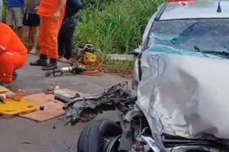 Colisão entre carros deixa mulher presa às ferragens no Amazonas