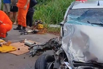 Colisão entre carros deixa mulher presa às ferragens no Amazonas