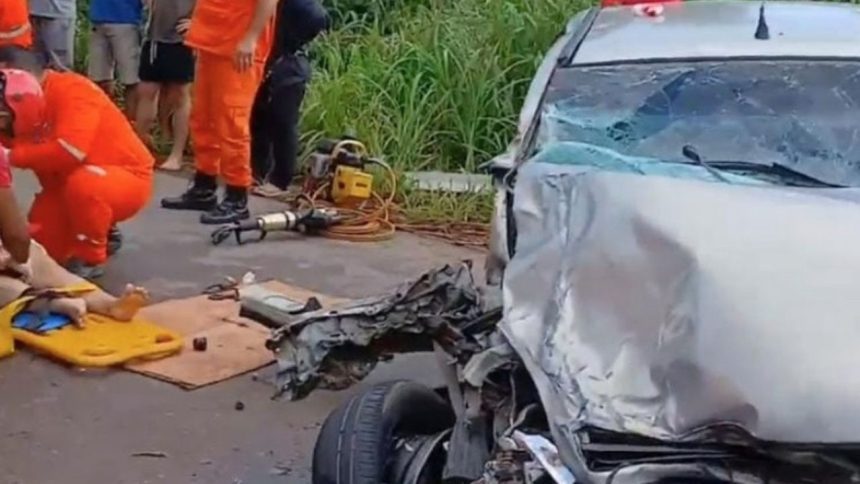 Colisão entre carros deixa mulher presa às ferragens no Amazonas