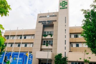 Homem perde parte da panturrilha durante colisão entre moto e caminhão em Manaus