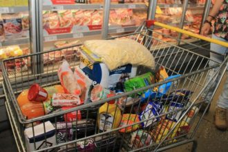 Pesquisa aponta variação de até R$ 42 na cesta básica em Manaus