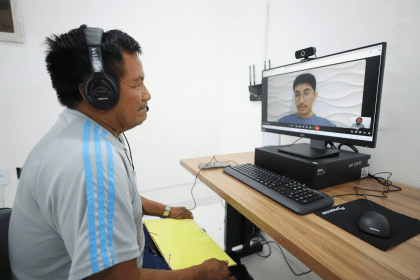 Imagem colorida mostra atendimento onlinne Defensorua Pública do Amazonas