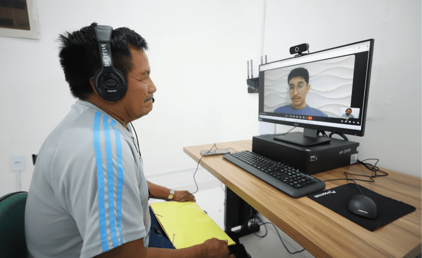 Imagem colorida mostra atendimento onlinne Defensorua Pública do Amazonas