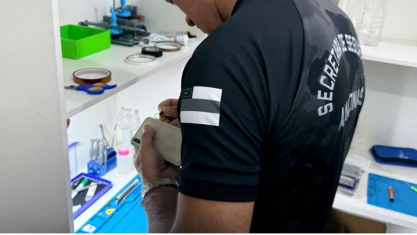 Homem é preso por desbloquear celulares roubados em Manaus