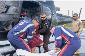 Mulher em trabalho de parto é resgatada de comunidade isolada em Iranduba