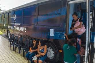 ônibus da justiça itinerante TRT-11 e TJAM