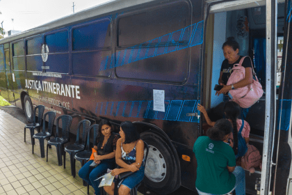 ônibus da justiça itinerante TRT-11 e TJAM