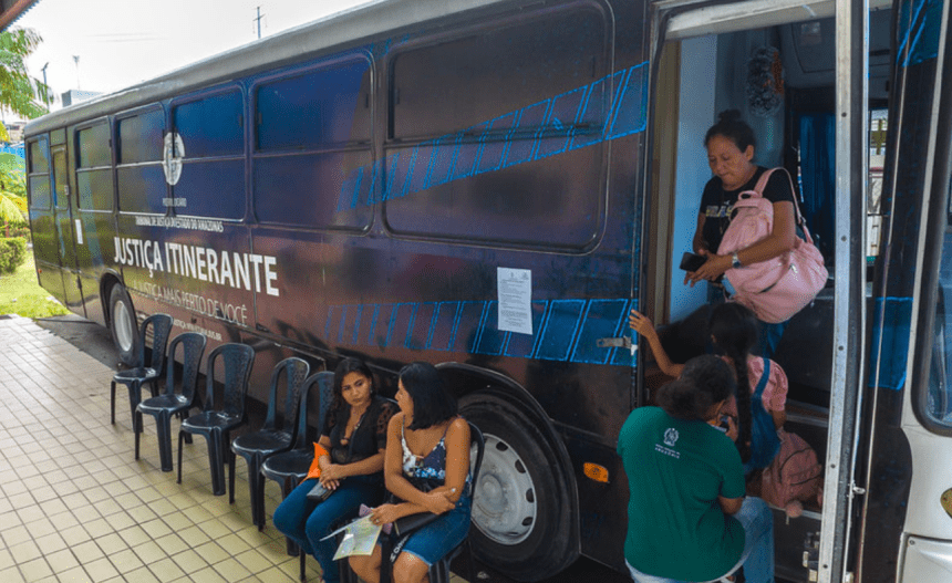 ônibus da justiça itinerante TRT-11 e TJAM