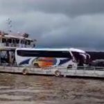 Vídeo: Colisão entre balsas assusta passageiros e danifica veículos a caminho do Careiro Castanho