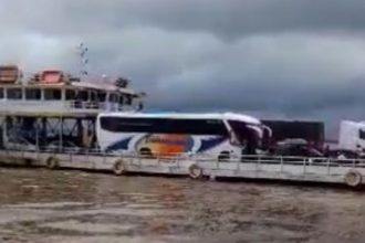 Vídeo: Colisão entre balsas assusta passageiros e danifica veículos a caminho do Careiro Castanho