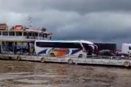Vídeo: Colisão entre balsas assusta passageiros e danifica veículos a caminho do Careiro Castanho